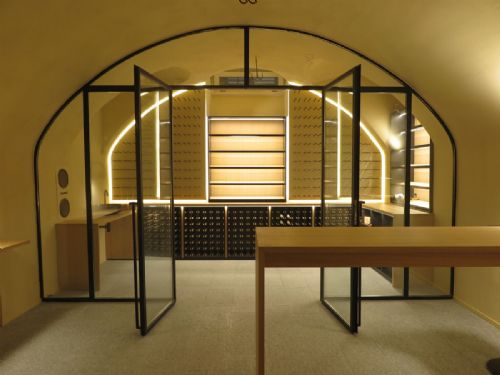 Cantina a volta con vetrata in ferro e porte a battente, illuminazione LED ad arco, Lago d'Orta — Winest