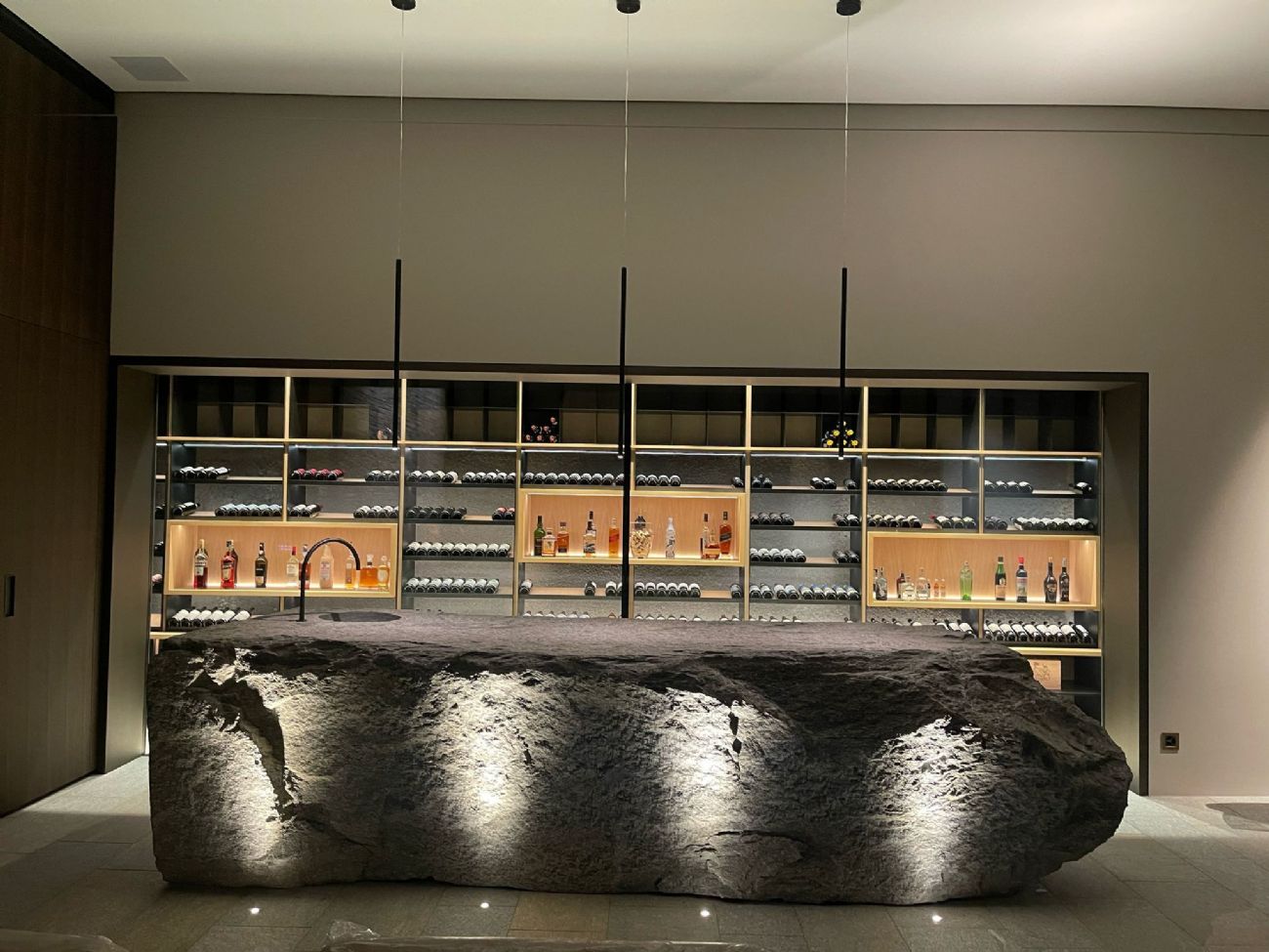 Progetto Winest a Livorno: una cantina vini di lusso realizzata su misura, dove design, tecnologia e materiali italiani creano un ambiente sensoriale dedicato al vino.