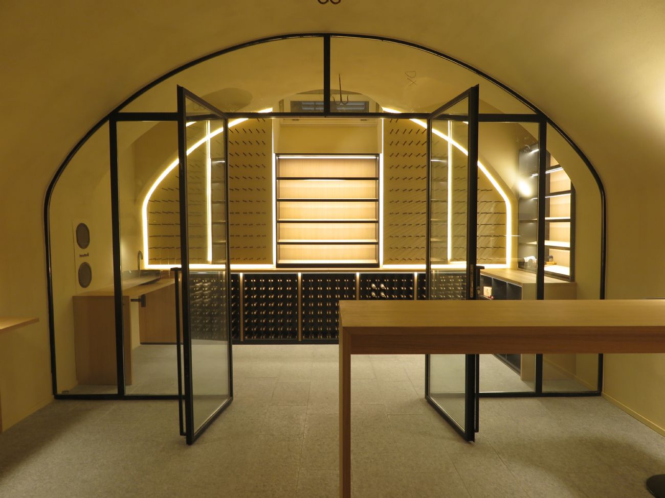 Progetto Winest di arredi cantina vini in una residenza a Langhirano, eccellenza italiana dei prosciutti. Arredi realizzati su misura, impianto di controlo temperature di invecchiamento vini, design ricercato.