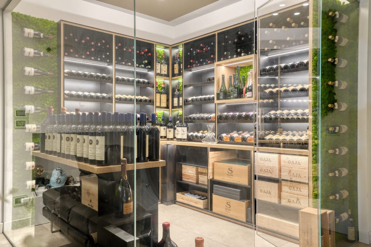 Vecchia cantina di un palazzo storico nel centro di Milano completamente rinnovata per ospitare , con i giusti parametri di sicurezza, una collezione di vini privata.