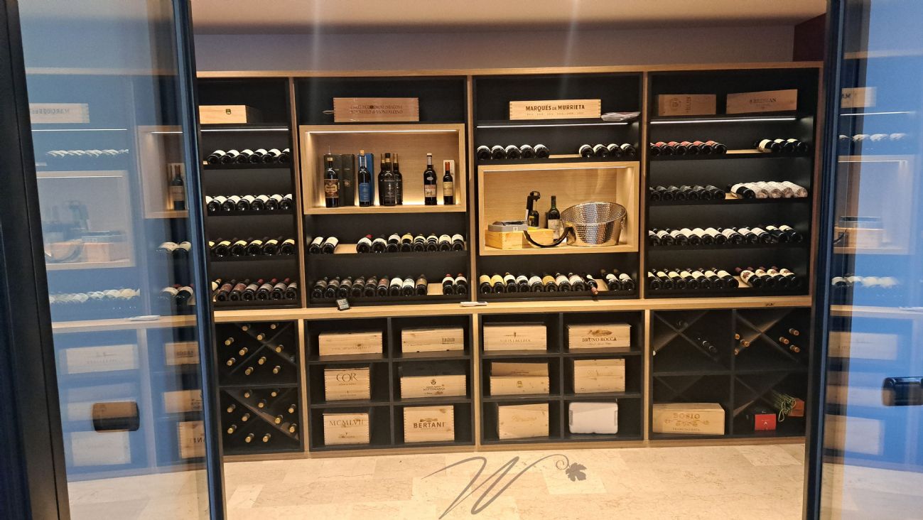 Progetto Winest di arredi cantina vini in una residenza a Langhirano, eccellenza italiana dei prosciutti. Arredi realizzati su misura, impianto di controlo temperature di invecchiamento vini, design ricercato.